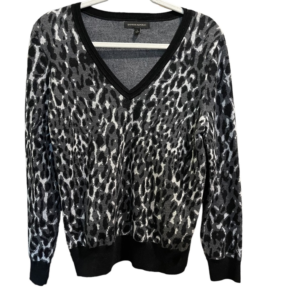Banana Republic V neck Sweater size L